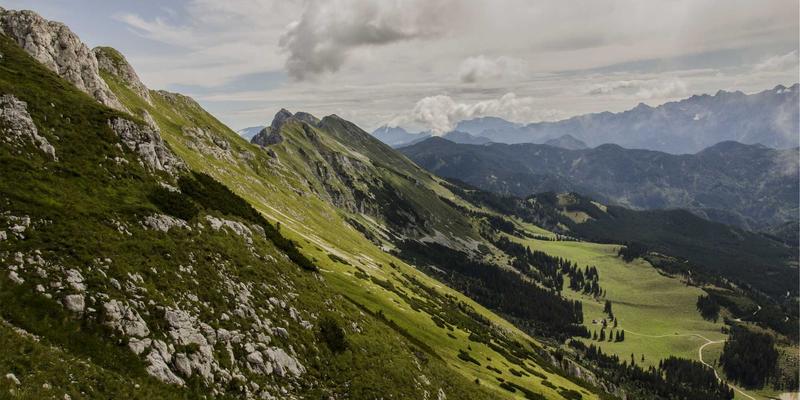 中国苗族服饰：穿在身上的史诗与行走的文化符号