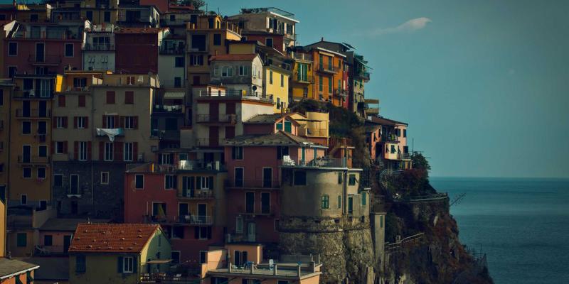 从苗族古歌到银饰盛装：创世神话如何塑造民族记忆与文化遗产