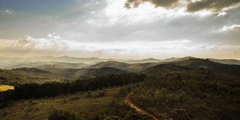 探秘中国苗族：从璀璨文化遗产到鲜活的节日与服饰艺术