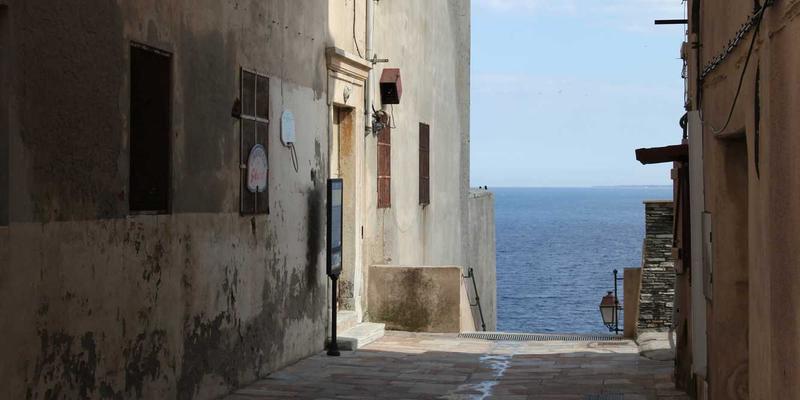 探秘中国苗族：从银饰华服到千年文化的民族史诗