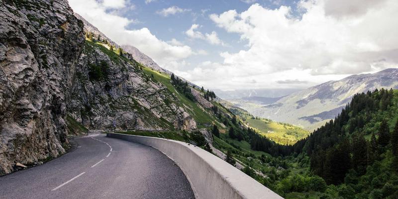 探秘中国苗族文化：从银饰叮当到刺绣密码的民族史诗