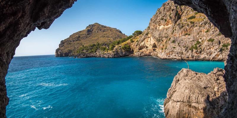 探秘苗族传统染织技艺：蓝靛制作、蜡染纹理与自然崇拜的文化符号