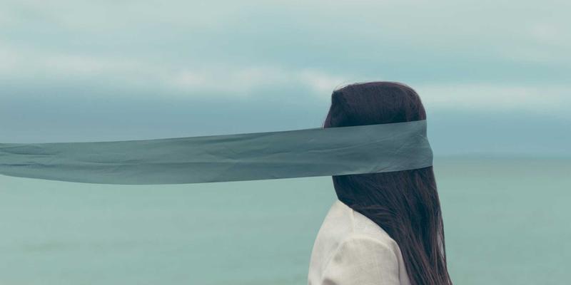 探秘贵州西江千户苗寨建筑智慧：干栏式吊脚楼如何完美融合山地生态与家族聚落