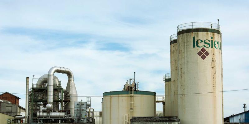 银光璀璨,笙歌不息:探秘中国苗族银饰与节日的文化瑰宝